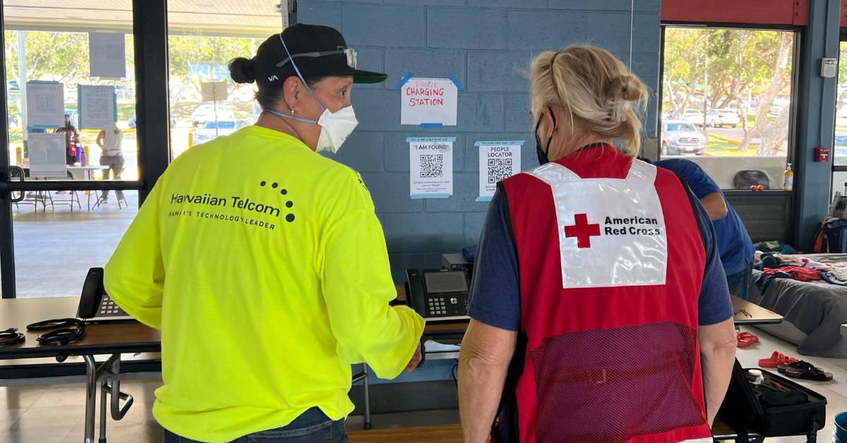 A Hawaiian Telcom employee provides assistance to a member of the American Red Cross in Maui. (Courtesy photo)