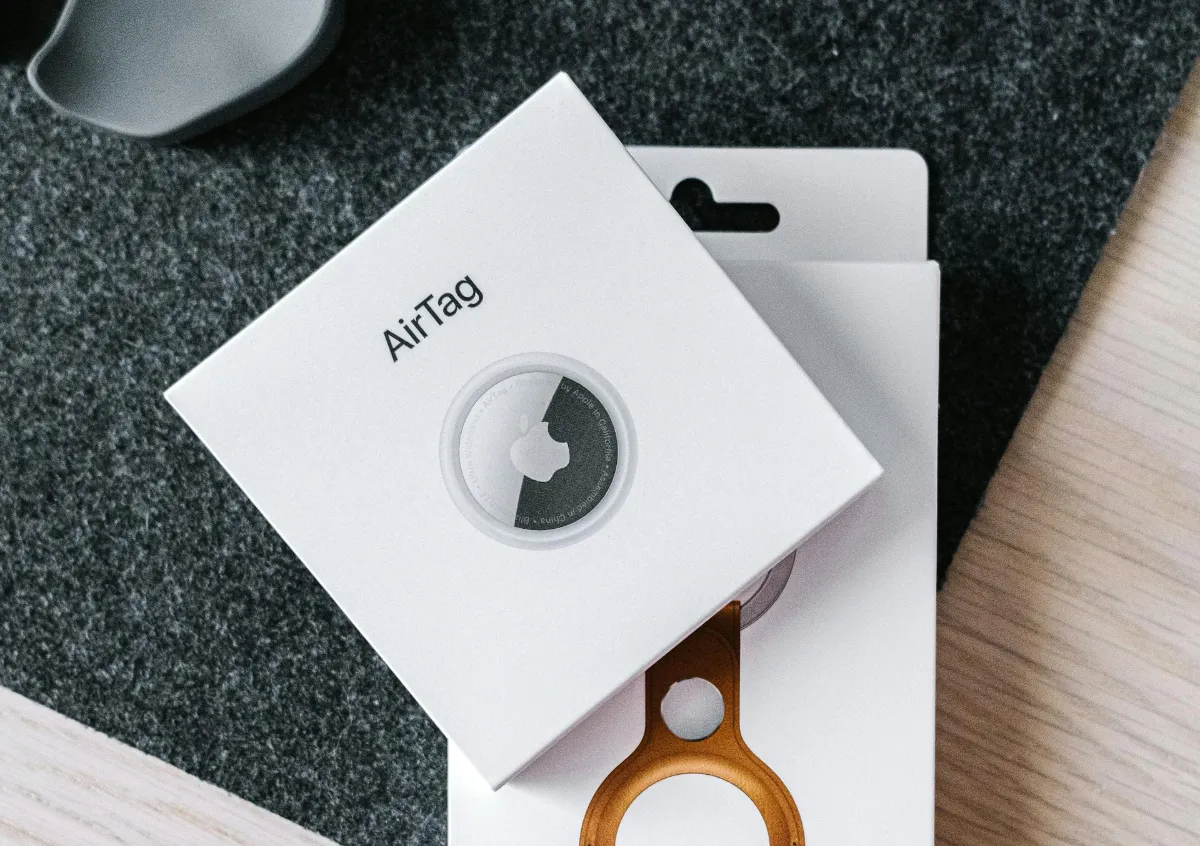 An Apple Airtag. (Photo via Pexels, Graphic by The Desk)
